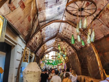 Улица Ллибертат (Carrer de la Llibertat): «Винный погреб Либертат» — дань культуре вина. (‘Celler Llibertat’. Un homenatge a la cultura del vi.) - Феста Майор де Грасиа 2024 (Festa Major de Gràcia 2024)