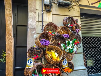 Улица Ллибертат (Carrer de la Llibertat): «Винный погреб Либертат» — дань культуре вина. (‘Celler Llibertat’. Un homenatge a la cultura del vi.) - Феста Майор де Грасиа 2024 (Festa Major de Gràcia 2024)