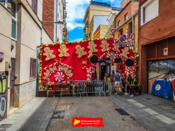 Улица Периль (Carrer del Perill): «Опасная сладость» — украшение, вдохновленное пейзажами из сказки «Гензель и Гретель». (‘Perill dolç’. Un guarniment inspirat en els paisatges de Hansel i Gretel.) - Феста Майор де Грасиа 2024 (Festa Major de Gràcia 2024)