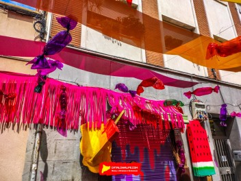 Улица Периль (Carrer del Perill): «Опасная сладость» — украшение, вдохновленное пейзажами из сказки «Гензель и Гретель». (‘Perill dolç’. Un guarniment inspirat en els paisatges de Hansel i Gretel.) - Феста Майор де Грасиа 2024 (Festa Major de Gràcia 2024)
