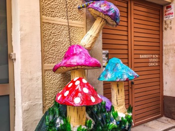 Улица Периль (Carrer del Perill): «Опасная сладость» — украшение, вдохновленное пейзажами из сказки «Гензель и Гретель». (‘Perill dolç’. Un guarniment inspirat en els paisatges de Hansel i Gretel.) - Феста Майор де Грасиа 2024 (Festa Major de Gràcia 2024)