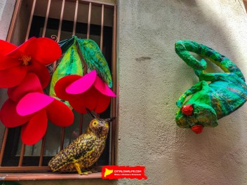 Улица Периль (Carrer del Perill): «Опасная сладость» — украшение, вдохновленное пейзажами из сказки «Гензель и Гретель». (‘Perill dolç’. Un guarniment inspirat en els paisatges de Hansel i Gretel.) - Феста Майор де Грасиа 2024 (Festa Major de Gràcia 2024)