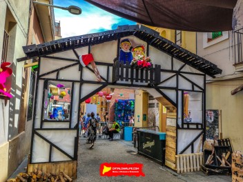 Улица Периль (Carrer del Perill): «Опасная сладость» — украшение, вдохновленное пейзажами из сказки «Гензель и Гретель». (‘Perill dolç’. Un guarniment inspirat en els paisatges de Hansel i Gretel.) - Феста Майор де Грасиа 2024 (Festa Major de Gràcia 2024)