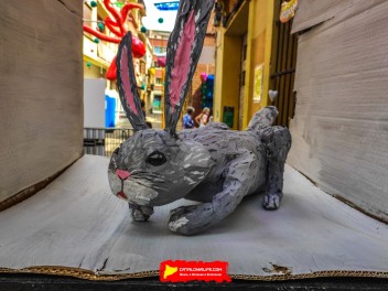 Улица Периль (Carrer del Perill): «Опасная сладость» — украшение, вдохновленное пейзажами из сказки «Гензель и Гретель». (‘Perill dolç’. Un guarniment inspirat en els paisatges de Hansel i Gretel.) - Феста Майор де Грасиа 2024 (Festa Major de Gràcia 2024)