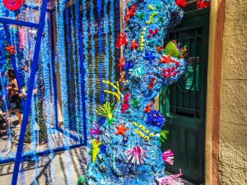 Улица Ллуис Вивес (Carrer de Lluís Vives): «Выбери море» — размышление о состоянии наших морей. (‘Escull la mar’. Una reflexió sobre l’estat dels nostres mars.) - Феста Майор де Грасиа 2024 (Festa Major de Gràcia 2024)