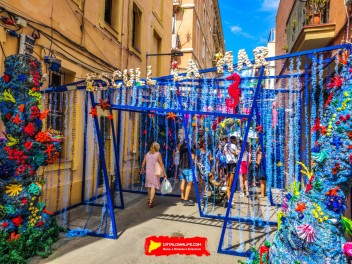 Улица Ллуис Вивес (Carrer de Lluís Vives): «Выбери море» — размышление о состоянии наших морей. (‘Escull la mar’. Una reflexió sobre l’estat dels nostres mars.) - Феста Майор де Грасиа 2024 (Festa Major de Gràcia 2024)