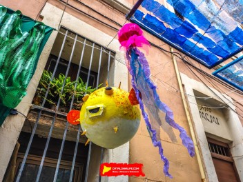 Улица Ллуис Вивес (Carrer de Lluís Vives): «Выбери море» — размышление о состоянии наших морей. (‘Escull la mar’. Una reflexió sobre l’estat dels nostres mars.) - Феста Майор де Грасиа 2024 (Festa Major de Gràcia 2024)