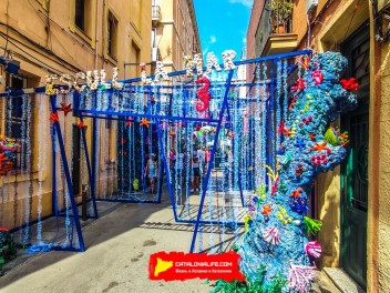 Улица Ллуис Вивес (Carrer de Lluís Vives): «Выбери море» — размышление о состоянии наших морей. (‘Escull la mar’. Una reflexió sobre l’estat dels nostres mars.) - Феста Майор де Грасиа 2024 (Festa Major de Gràcia 2024)