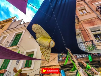 Улица Периль (Carrer del Perill): «Опасная сладость» — украшение, вдохновленное пейзажами из сказки «Гензель и Гретель». (‘Perill dolç’. Un guarniment inspirat en els paisatges de Hansel i Gretel.) - Феста Майор де Грасиа 2024 (Festa Major de Gràcia 2024)