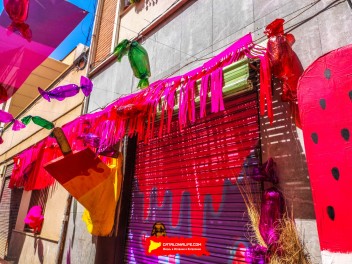 Улица Периль (Carrer del Perill): «Опасная сладость» — украшение, вдохновленное пейзажами из сказки «Гензель и Гретель». (‘Perill dolç’. Un guarniment inspirat en els paisatges de Hansel i Gretel.) - Феста Майор де Грасиа 2024 (Festa Major de Gràcia 2024)