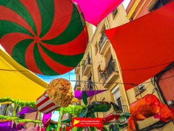 Улица Периль (Carrer del Perill): «Опасная сладость» — украшение, вдохновленное пейзажами из сказки «Гензель и Гретель». (‘Perill dolç’. Un guarniment inspirat en els paisatges de Hansel i Gretel.) - Феста Майор де Грасиа 2024 (Festa Major de Gràcia 2024)