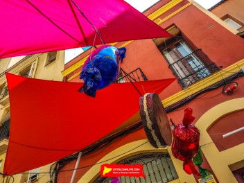 Улица Периль (Carrer del Perill): «Опасная сладость» — украшение, вдохновленное пейзажами из сказки «Гензель и Гретель». (‘Perill dolç’. Un guarniment inspirat en els paisatges de Hansel i Gretel.) - Феста Майор де Грасиа 2024 (Festa Major de Gràcia 2024)