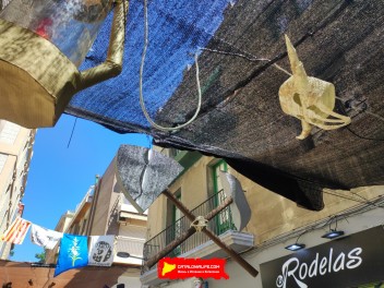 Улица Ла Перла (Carrer de la Perla): «Перла Вилль» — протестный ковбойский городок на Диком Западе. (‘Perla Ville’. Un reivindicatiu poblat del Far West.) - Феста Майор де Грасиа 2024 (Festa Major de Gràcia 2024)