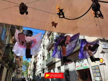 Улица Ла Перла (Carrer de la Perla): «Перла Вилль» — протестный ковбойский городок на Диком Западе. (‘Perla Ville’. Un reivindicatiu poblat del Far West.) - Феста Майор де Грасиа 2024 (Festa Major de Gràcia 2024)