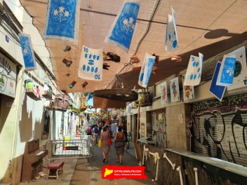 Улица Ла Перла (Carrer de la Perla): «Перла Вилль» — протестный ковбойский городок на Диком Западе. (‘Perla Ville’. Un reivindicatiu poblat del Far West.) - Феста Майор де Грасиа 2024 (Festa Major de Gràcia 2024)
