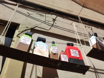 Улица Ла Перла (Carrer de la Perla): «Перла Вилль» — протестный ковбойский городок на Диком Западе. (‘Perla Ville’. Un reivindicatiu poblat del Far West.) - Феста Майор де Грасиа 2024 (Festa Major de Gràcia 2024)
