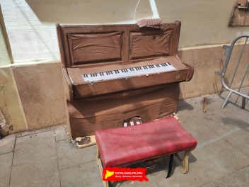 Улица Ла Перла (Carrer de la Perla): «Перла Вилль» — протестный ковбойский городок на Диком Западе. (‘Perla Ville’. Un reivindicatiu poblat del Far West.) - Феста Майор де Грасиа 2024 (Festa Major de Gràcia 2024)