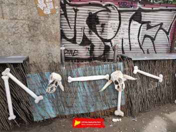 Улица Ла Перла (Carrer de la Perla): «Перла Вилль» — протестный ковбойский городок на Диком Западе. (‘Perla Ville’. Un reivindicatiu poblat del Far West.) - Феста Майор де Грасиа 2024 (Festa Major de Gràcia 2024)