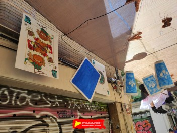 Улица ЛаУлица Ла Перла (Carrer de la Perla): «Перла Вилль» — протестный ковбойский городок на Диком Западе. (‘Perla Ville’. Un reivindicatiu poblat del Far West.) - Феста Майор де Грасиа 2024 (Festa Major de Gràcia 2024) Перла (Carrer de la Perla): «Перла Вилль» — протестный ковбойский городок на Диком Западе. (‘Perla Ville’. Un reivindicatiu poblat del Far West.) - Феста Майор де Грасиа 2024 (Festa Major de Gràcia 2024)
