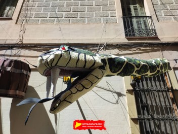 Улица Ла Перла (Carrer de la Perla): «Перла Вилль» — протестный ковбойский городок на Диком Западе. (‘Perla Ville’. Un reivindicatiu poblat del Far West.) - Феста Майор де Грасиа 2024 (Festa Major de Gràcia 2024)