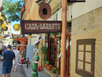 Улица Ла Перла (Carrer de la Perla): «Перла Вилль» — протестный ковбойский городок на Диком Западе. (‘Perla Ville’. Un reivindicatiu poblat del Far West.) - Феста Майор де Грасиа 2024 (Festa Major de Gràcia 2024)