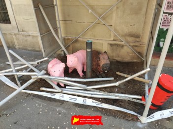Улица Ла Перла (Carrer de la Perla): «Перла Вилль» — протестный ковбойский городок на Диком Западе. (‘Perla Ville’. Un reivindicatiu poblat del Far West.) - Феста Майор де Грасиа 2024 (Festa Major de Gràcia 2024)