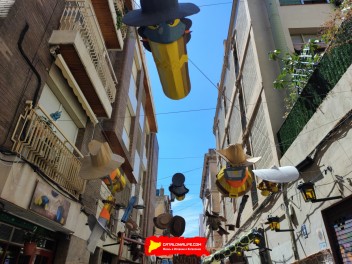 Улица Ла Перла (Carrer de la Perla): «Перла Вилль» — протестный ковбойский городок на Диком Западе. (‘Perla Ville’. Un reivindicatiu poblat del Far West.) - Феста Майор де Грасиа 2024 (Festa Major de Gràcia 2024)