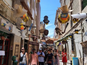 Улица Ла Перла (Carrer de la Perla): «Перла Вилль» — протестный ковбойский городок на Диком Западе. (‘Perla Ville’. Un reivindicatiu poblat del Far West.) - Феста Майор де Грасиа 2024 (Festa Major de Gràcia 2024)