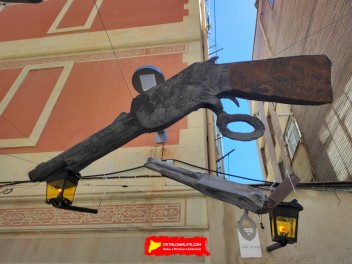 Улица Ла Перла (Carrer de la Perla): «Перла Вилль» — протестный ковбойский городок на Диком Западе. (‘Perla Ville’. Un reivindicatiu poblat del Far West.) - Феста Майор де Грасиа 2024 (Festa Major de Gràcia 2024)