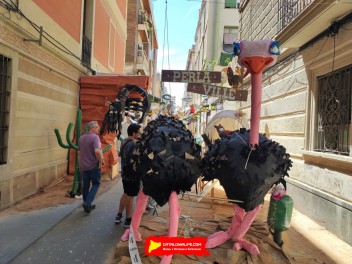 Улица Ла Перла (Carrer de la Perla): «Перла Вилль» — протестный ковбойский городок на Диком Западе. (‘Perla Ville’. Un reivindicatiu poblat del Far West.) - Феста Майор де Грасиа 2024 (Festa Major de Gràcia 2024)