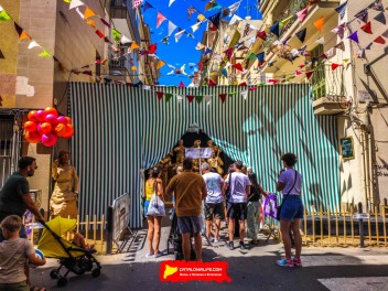 Улица Верди (Carrer de Verdi): «Крытая площадь» — дань уважения временным крытым площадкам, возводившимся в Грасии для праздников с XIX века до 70-х годов. (Un homenatge als envelats que s’aixecaven a Gràcia durant la festa major, des del segle XIX fins als anys 70.) - Феста Майор де Грасиа 2024 (Festa Major de Gràcia 2024)