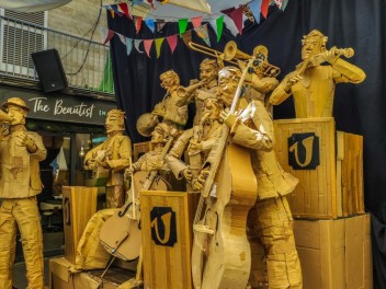 Улица Верди (Carrer de Verdi): «Крытая площадь» — дань уважения временным крытым площадкам, возводившимся в Грасии для праздников с XIX века до 70-х годов. (Un homenatge als envelats que s’aixecaven a Gràcia durant la festa major, des del segle XIX fins als anys 70.) - Феста Майор де Грасиа 2024 (Festa Major de Gràcia 2024)