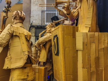 Улица Верди (Carrer de Verdi): «Крытая площадь» — дань уважения временным крытым площадкам, возводившимся в Грасии для праздников с XIX века до 70-х годов. (Un homenatge als envelats que s’aixecaven a Gràcia durant la festa major, des del segle XIX fins als anys 70.) - Феста Майор де Грасиа 2024 (Festa Major de Gràcia 2024)