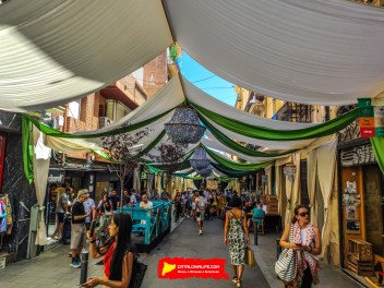 Улица Верди (Carrer de Verdi): «Крытая площадь» — дань уважения временным крытым площадкам, возводившимся в Грасии для праздников с XIX века до 70-х годов. (Un homenatge als envelats que s’aixecaven a Gràcia durant la festa major, des del segle XIX fins als anys 70.) - Феста Майор де Грасиа 2024 (Festa Major de Gràcia 2024)