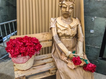 Улица Верди (Carrer de Verdi): «Крытая площадь» — дань уважения временным крытым площадкам, возводившимся в Грасии для праздников с XIX века до 70-х годов. (Un homenatge als envelats que s’aixecaven a Gràcia durant la festa major, des del segle XIX fins als anys 70.) - Феста Майор де Грасиа 2024 (Festa Major de Gràcia 2024)
