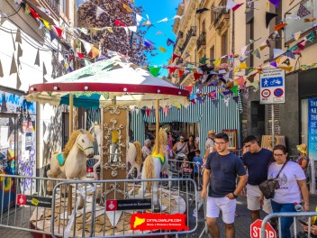 Улица Верди (Carrer de Verdi): «Крытая площадь» — дань уважения временным крытым площадкам, возводившимся в Грасии для праздников с XIX века до 70-х годов. (Un homenatge als envelats que s’aixecaven a Gràcia durant la festa major, des del segle XIX fins als anys 70.) - Феста Майор де Грасиа 2024 (Festa Major de Gràcia 2024)