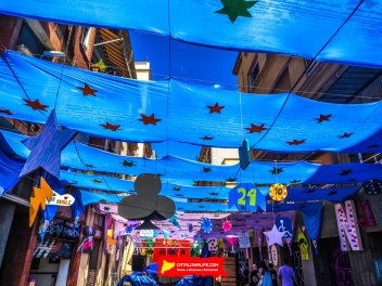 Улица Повиденсия (Carrer de la Providència): «ПровиВегас» — украшение, которое перенесет вас в Лас-Вегас. (‘ProviVegas’. Un guarniment que et farà sentir a Las Vegas.) - Феста Майор де Грасиа 2024 (Festa Major de Gràcia 2024)
