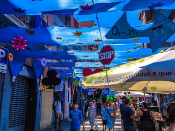 Улица Повиденсия (Carrer de la Providència): «ПровиВегас» — украшение, которое перенесет вас в Лас-Вегас. (‘ProviVegas’. Un guarniment que et farà sentir a Las Vegas.) - Феста Майор де Грасиа 2024 (Festa Major de Gràcia 2024)