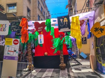 Улица Повиденсия (Carrer de la Providència): «ПровиВегас» — украшение, которое перенесет вас в Лас-Вегас. (‘ProviVegas’. Un guarniment que et farà sentir a Las Vegas.) - Феста Майор де Грасиа 2024 (Festa Major de Gràcia 2024)