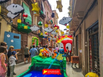 Улица Прогрес (Carrer del Progrés): «Прогресс в игре» — дань уважения видеоиграм 80-х годов и современным. (‘Progrés en joc’. Un homenatge als videojocs dels anys 80 i als actuals.) - Феста Майор де Грасиа 2024 (Festa Major de Gràcia 2024)
