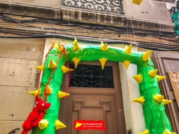 Улица Прогрес (Carrer del Progrés): «Прогресс в игре» — дань уважения видеоиграм 80-х годов и современным. (‘Progrés en joc’. Un homenatge als videojocs dels anys 80 i als actuals.) - Феста Майор де Грасиа 2024 (Festa Major de Gràcia 2024)