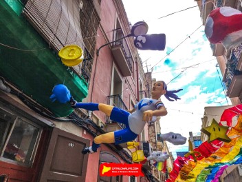 Улица Прогрес (Carrer del Progrés): «Прогресс в игре» — дань уважения видеоиграм 80-х годов и современным. (‘Progrés en joc’. Un homenatge als videojocs dels anys 80 i als actuals.) - Феста Майор де Грасиа 2024 (Festa Major de Gràcia 2024)