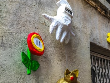 Улица Прогрес (Carrer del Progrés): «Прогресс в игре» — дань уважения видеоиграм 80-х годов и современным. (‘Progrés en joc’. Un homenatge als videojocs dels anys 80 i als actuals.) - Феста Майор де Грасиа 2024 (Festa Major de Gràcia 2024)