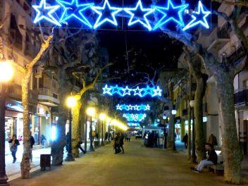 Рождество,Испания,Каталония,обычаи,традиции,празднование,улица,украшенная,гирлянды,Новый Год